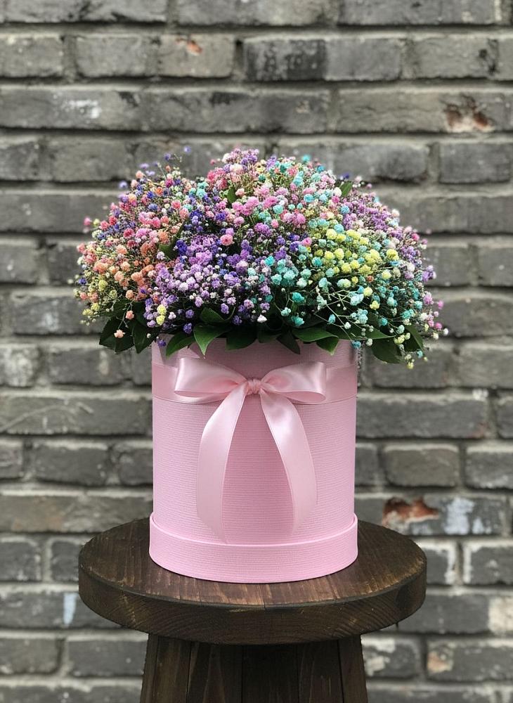 Цветочная композиция из Гипсофила и Розы в шляпной коробке в Нижнем Карачане