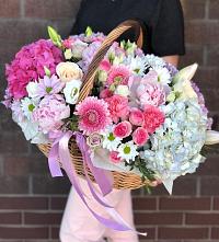 Цветочная композиция из Розы, Хризантемы, Пионы и Лизиантусы в корзине в Нижнем Карачане