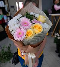 Букет цветов из:  Герберы, Розы и Хризантемы в Нижнем Карачане