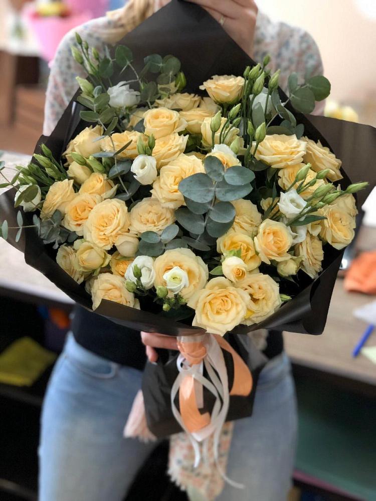 Букет цветов из: Розы и Лизиантусы в Нижнем Карачане