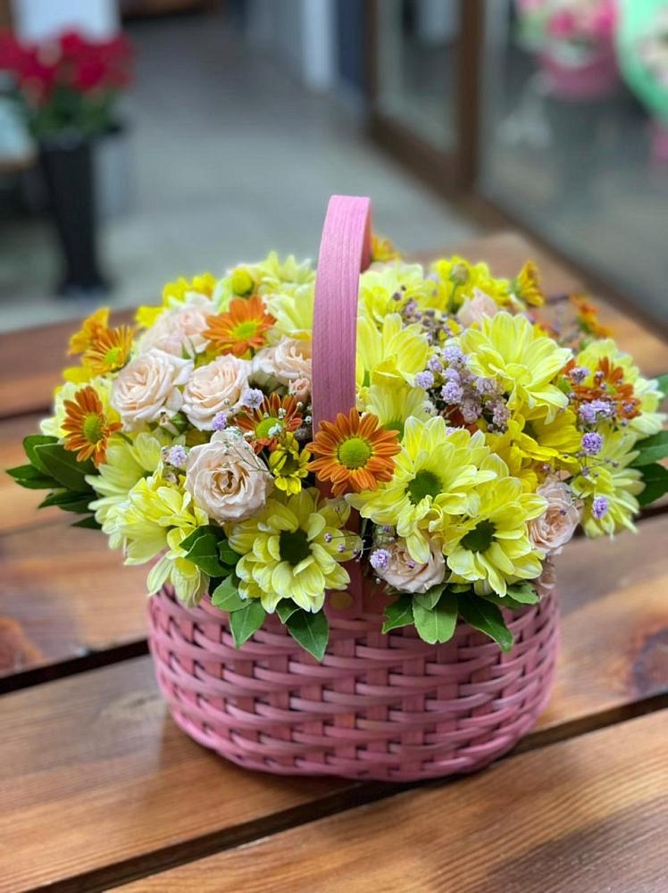 Цветочная композиция из Хризантемы и Розы в корзине в Нижнем Карачане