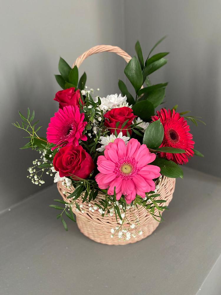 Цветочная композиция из Розы, Хризантемы и Герберы в корзине в Нижнем Карачане