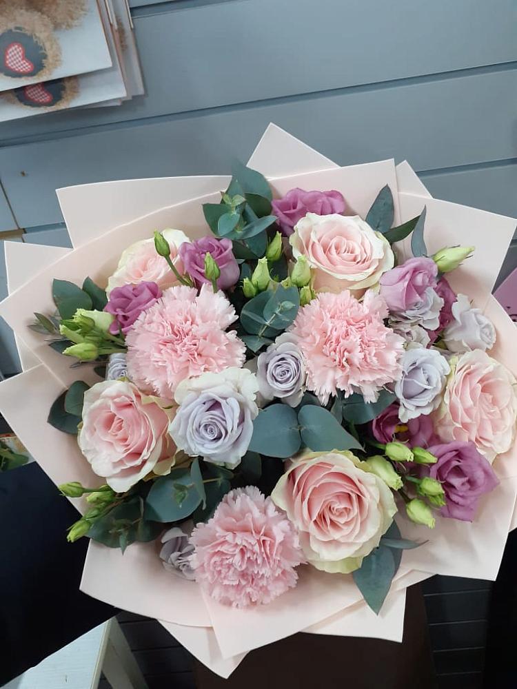 Букет цветов из: Розы, Гвоздики и Лизиантусы в Нижнем Карачане