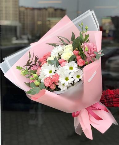 Букет цветов из: Розы, Лизиантусы и Хризантемы в Нижнем Карачане