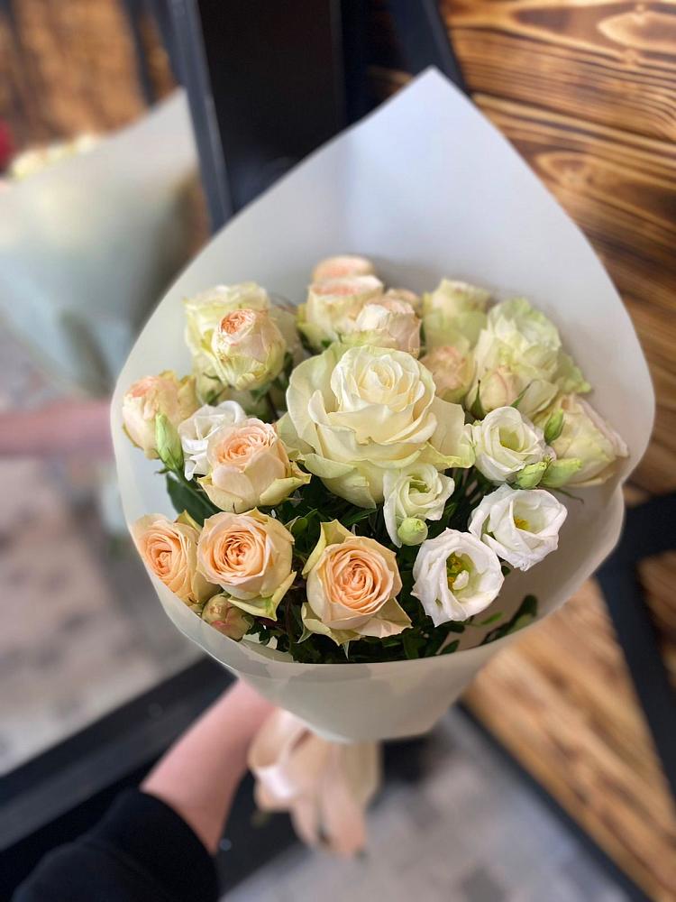 Букет цветов из: Розы и Лизиантусы в Нижнем Карачане