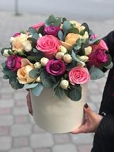 Цветочная композиция из Розы в шляпной коробке в Нижнем Карачане